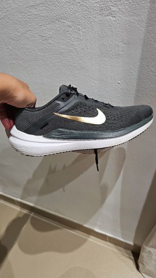 Zapatillas Nike Air Winflo 10 - Negras/Doradas