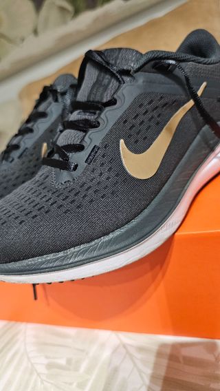 Zapatillas Nike Air Winflo 10 - Negras/Doradas