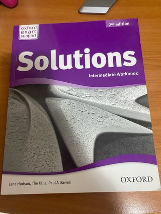 Solutions 2nd edition Intermediate. Workbook an...