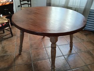 Mesa redonda de madera con cristal 