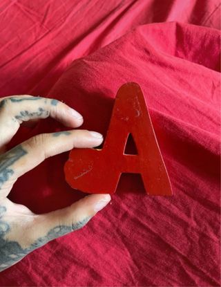 Lettera A decorativa in legno