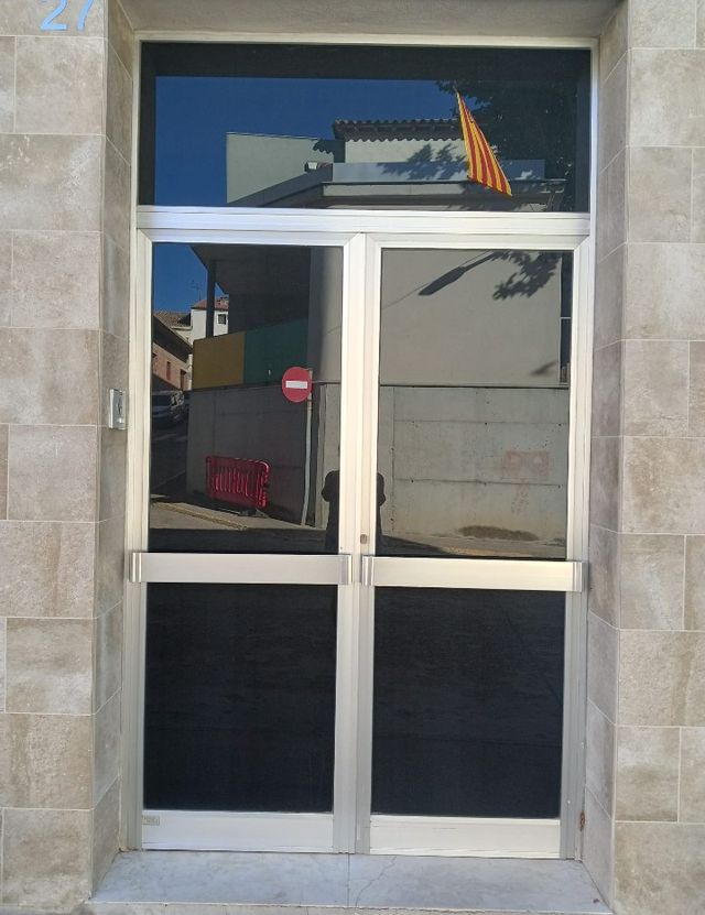 Porta de,alumini i vidres. Mides 160x280cm