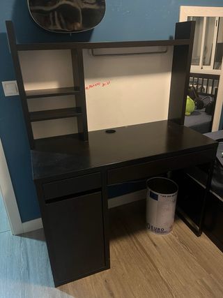 Escritorio negro con repisa
