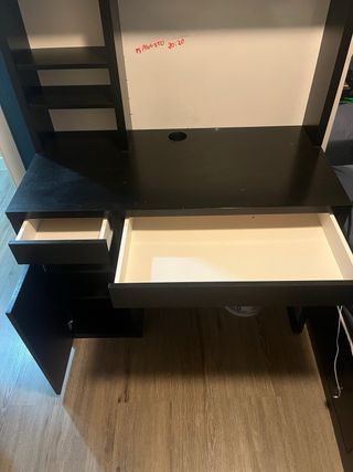 Escritorio negro con repisa
