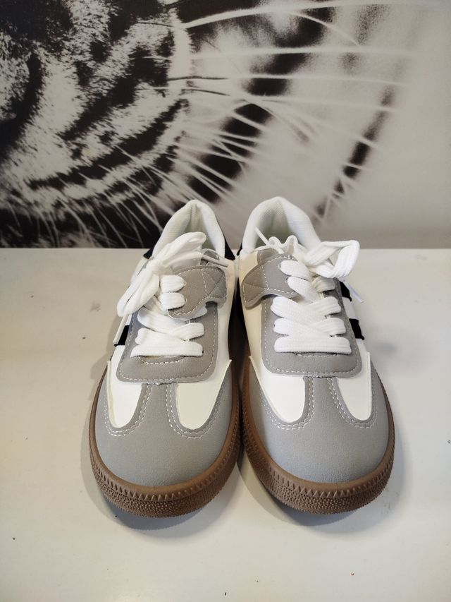 Zapatillas niño grises y blancas