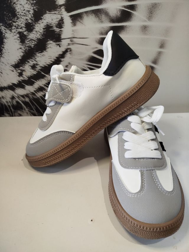 Zapatillas niño grises y blancas