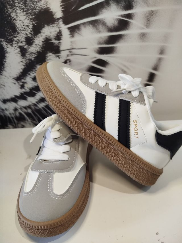 Zapatillas niño grises y blancas