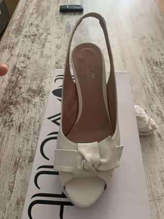 Zapatos Gloria Ortiz blancos. 
