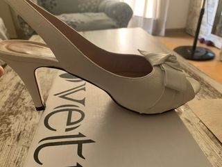 Zapatos Gloria Ortiz blancos. 
