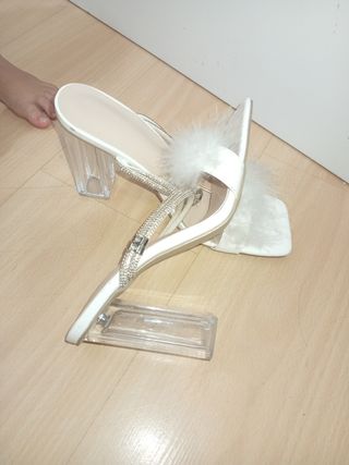 Tacones blancos plumas