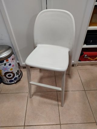Silla infantil blanca de plástico