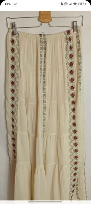 Falda Zara blanca bordada