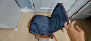Mochila para avión beige-marrón  