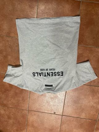 Camiseta Essentials gris