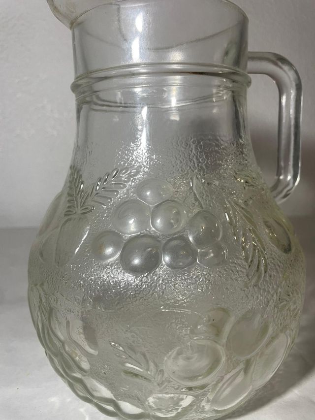 Frasco de vidro vintage com uvas