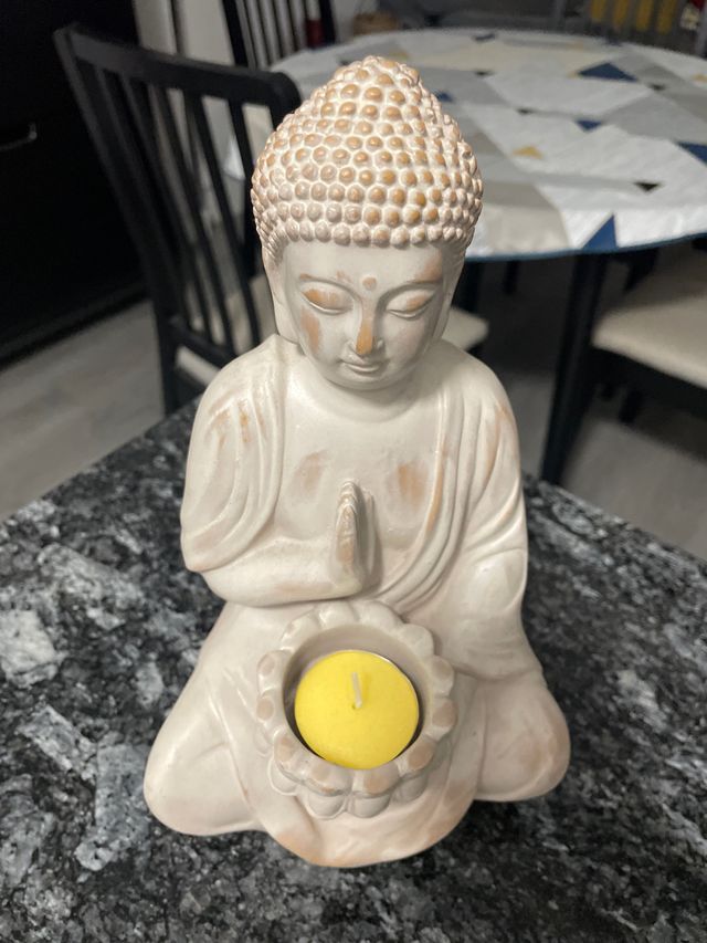 Figura Buda portavelas beige