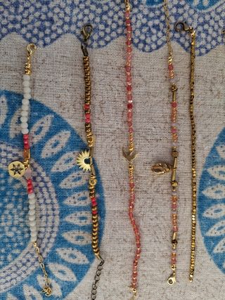 Pulseras artesanales doradas y rosas