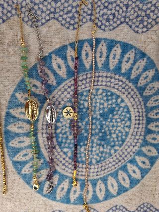 Pulseras artesanales doradas y rosas