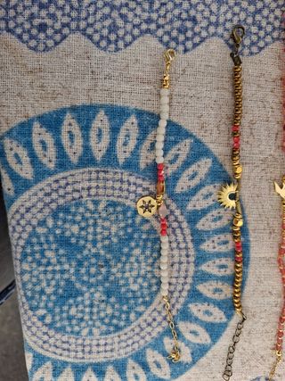 Pulseras artesanales doradas y rosas