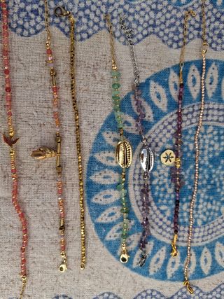 Pulseras artesanales doradas y rosas