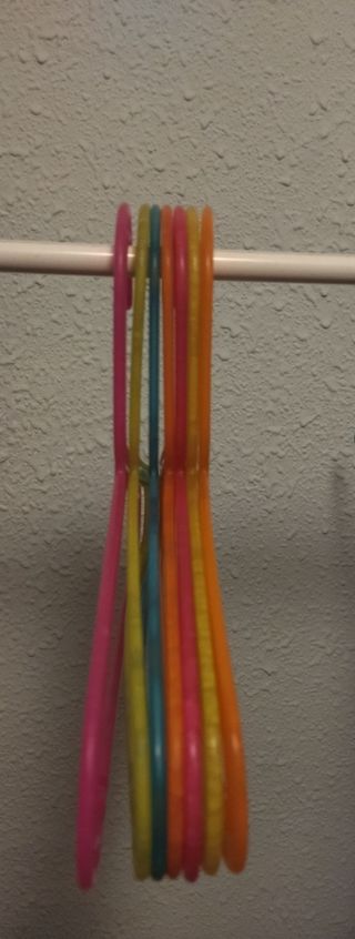 7 Perchas Plásticas Multicolor
