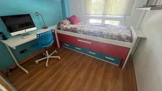 Dormitorio juvenil en azul y rojo  con colchón.