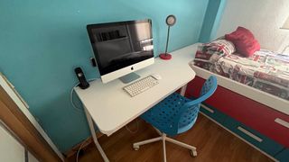 Dormitorio juvenil en azul y rojo  con colchón.