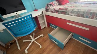 Dormitorio juvenil en azul y rojo  con colchón.