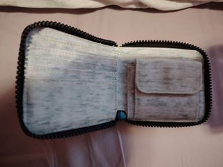 Cartera beige y blanca