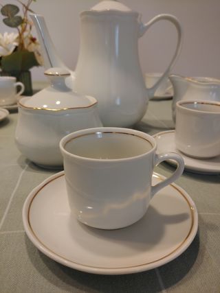 Juego café porcelana con filo dorado.