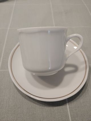 Juego café porcelana con filo dorado.
