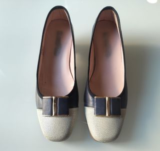 Zapatos de salón beige y azul marino