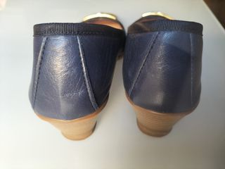 Zapatos de salón beige y azul marino