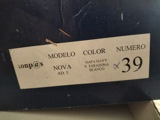 Zapatos de salón beige y azul marino