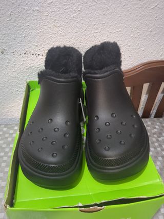 Zapatos Crocs negros con borreguillo