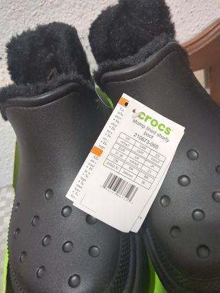 Zapatos Crocs negros con borreguillo