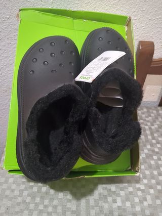 Zapatos Crocs negros con borreguillo
