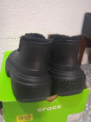 Zapatos Crocs negros con borreguillo
