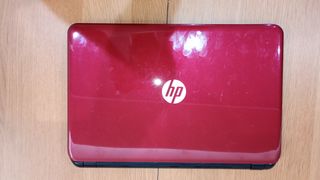 Portátil HP rojo + Cargador