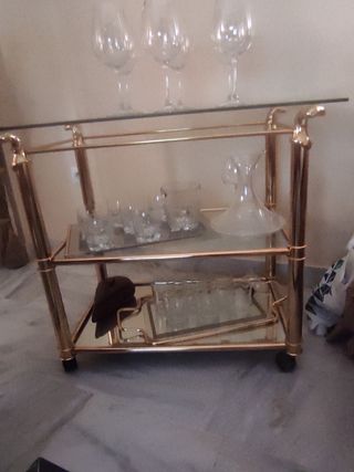 Mesa de servicio dorada con ruedas
