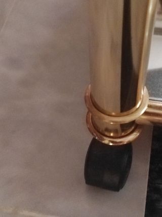 Mesa de servicio dorada con ruedas