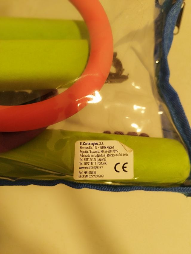 Aros y sticks de colores para jugar en la piscina