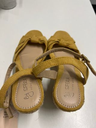 Sandalias cuña amarillas By Sfera