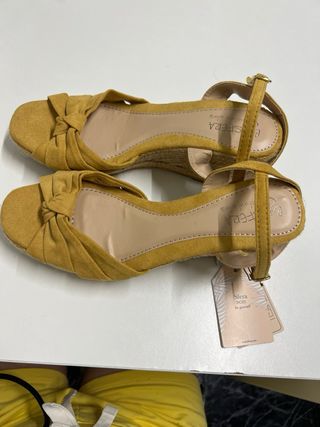 Sandalias cuña amarillas By Sfera