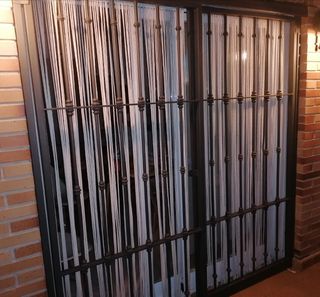 Reja negra forja 2 puertas correderas