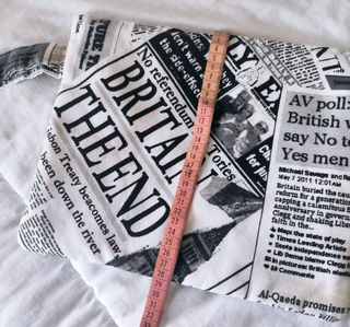 Bolso de mano estampado prensa británica