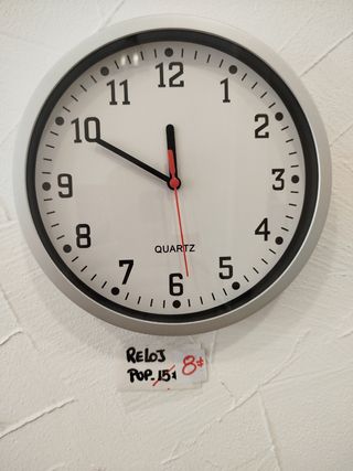 Reloj de pared blanco plata