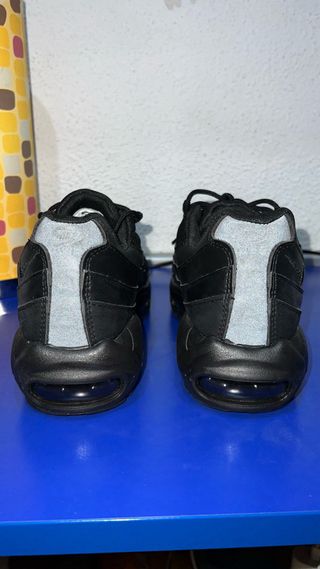 Nike Air Max 95 - Negras - Talla 40