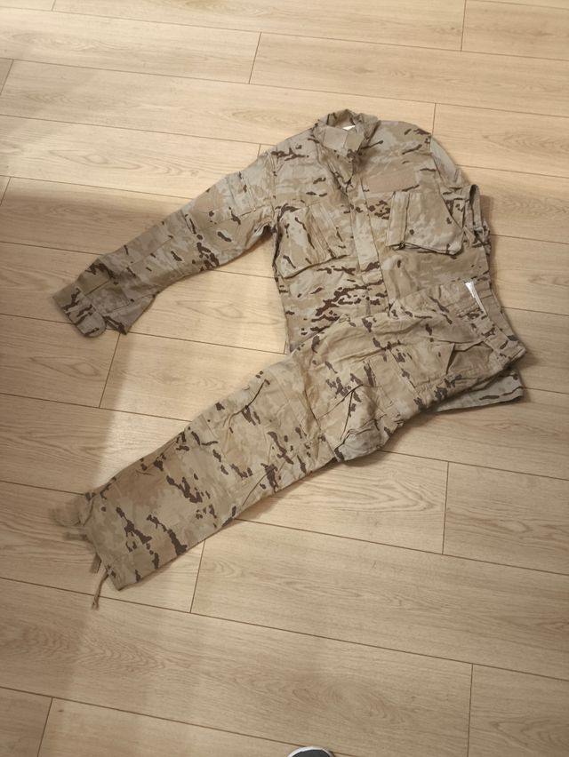 Uniforme camuflaje árido