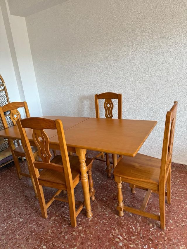 Mesa madera maciza + 4 sillas